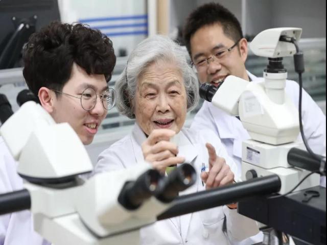 王泰龄 | 病理科“老侦探” 年过九旬天天上班，就问你服不服？