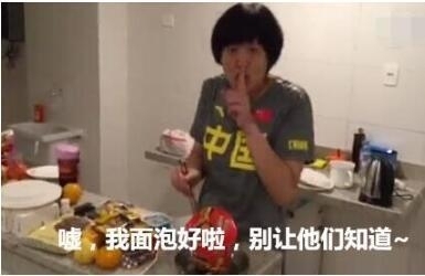 中国女排的“教母”郎平爱吃泡面？实验狗表示：你开心就好