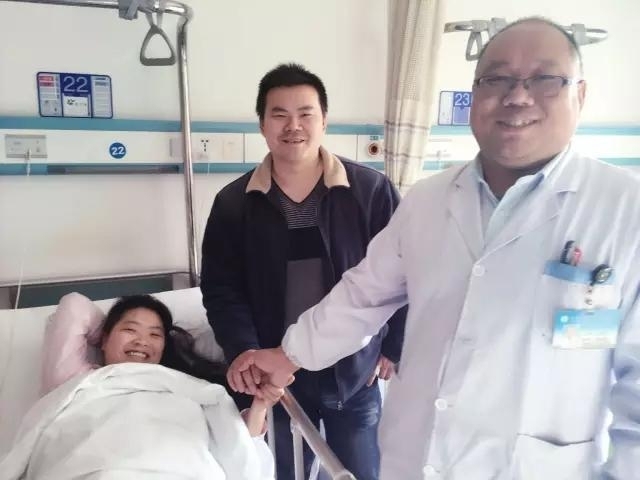 一位医生跪地两小时，另一位医生怒拍桌子威胁报警！他们都为了…